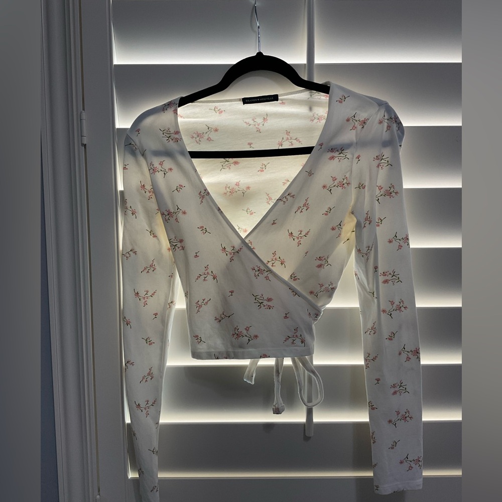 Brandy Melville wrap around top! 🌷